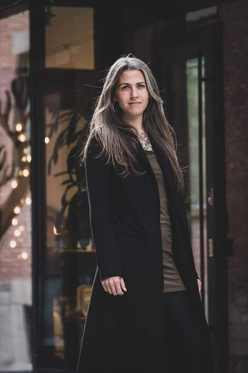 Photo de Marie Ève Laroche qui regarde la caméra debout.